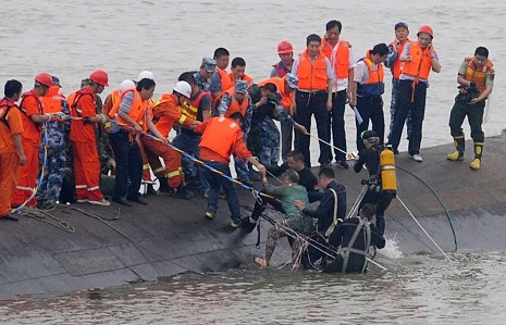 Divers comb capsized China ship, hopes fade for survivors